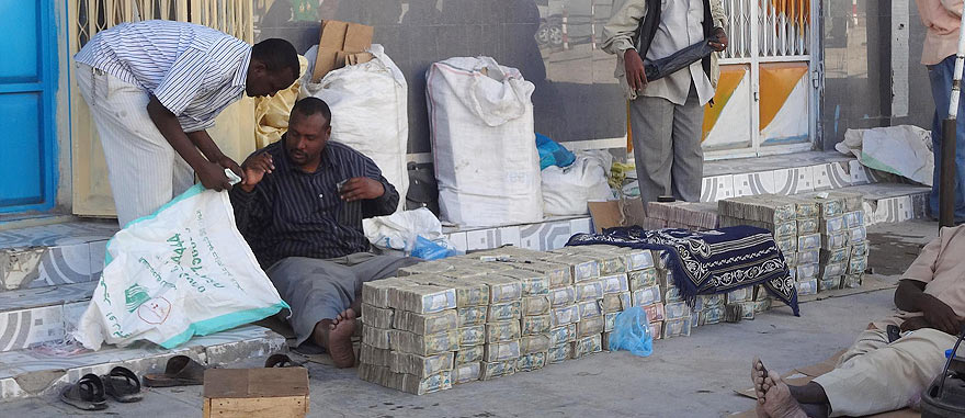 Video: Chợ vứt tiền thành đống dưới đất, bán tiền như bán... rau 9