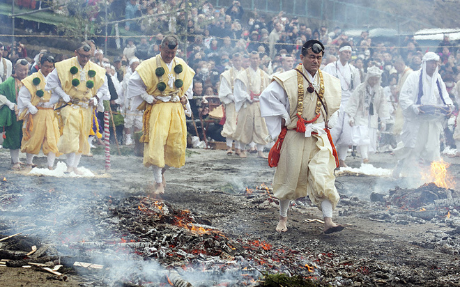 Cận cảnh lễ hội đi chân trần trên lửa ở Nhật 1