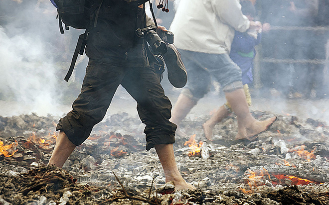 Cận cảnh lễ hội đi chân trần trên lửa ở Nhật 3