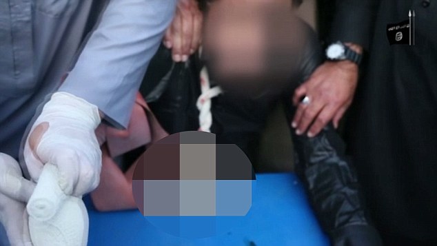 IS tung video chặt tay kẻ trộm bằng máy chém 6