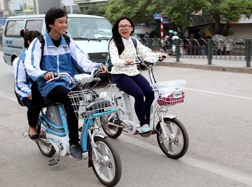 Học sinh Hà Nội phải đội mũ bảo hiểm khi đi xe đạp điện 4
