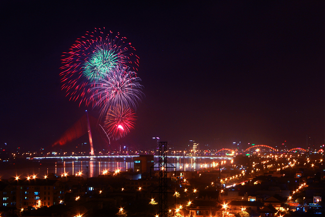 Bầu trời Đà Nẵng rực sáng pháo hoa mừng giải phóng thành phố 4