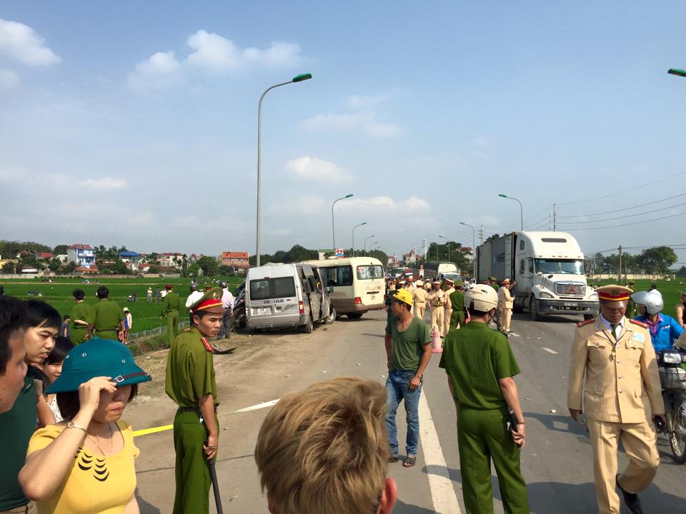 Hà Nội: Hai xe khách đâm nhau, 5 người chết 7