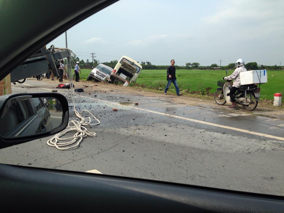 Hình ảnh Hà Nội: Hai xe khách đâm nhau, 5 người chết số 1