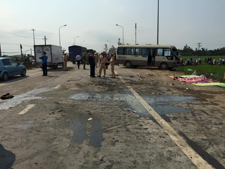 Hà Nội: Hai xe khách đâm nhau, 5 người chết 5