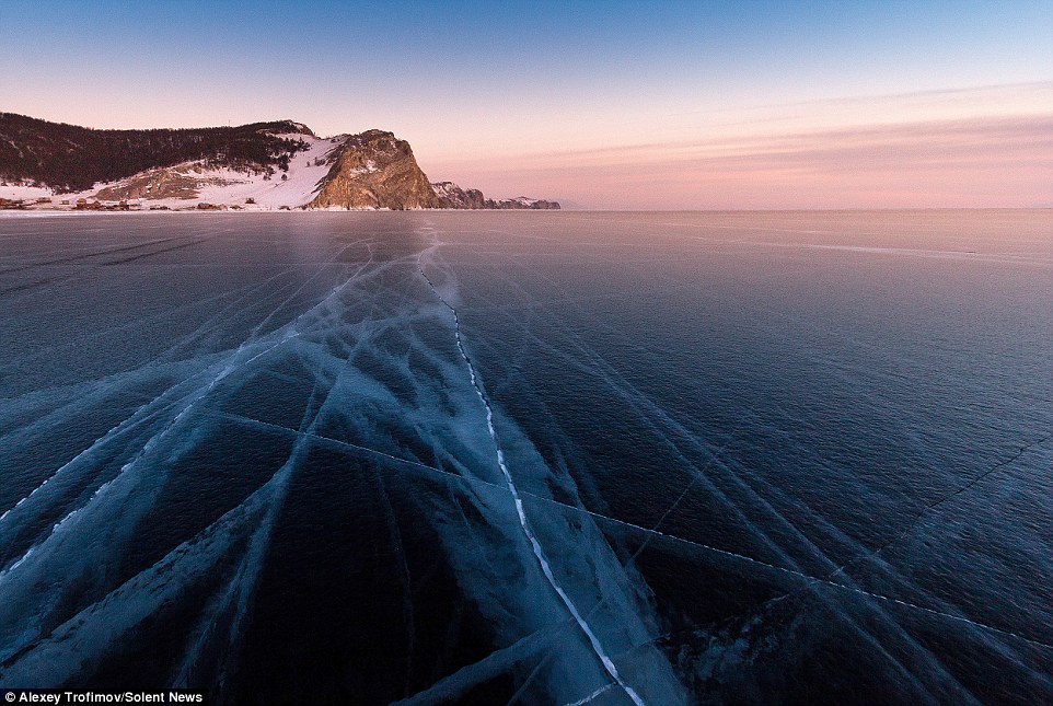 Choáng váng trước cảnh tượng mặt hồ Baikal nứt làm đôi 11