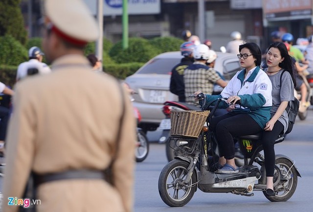 Học sinh Hà Nội vẫn phớt lờ lệnh cấm, đầu trần phóng xe đạp điện