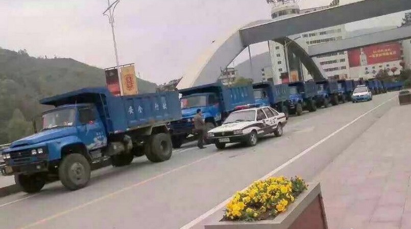 Chú rể Trung Quốc đón dâu bằng đoàn xe tải 'khủng' 1