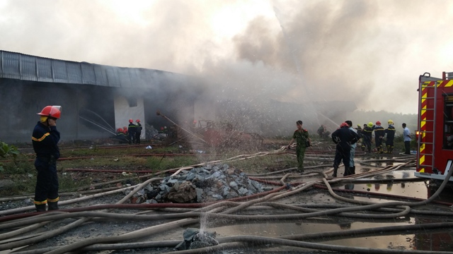 Cháy xưởng bông ở TP.HCM: Hàng trăm cảnh sát nỗ lực dập lửa 1