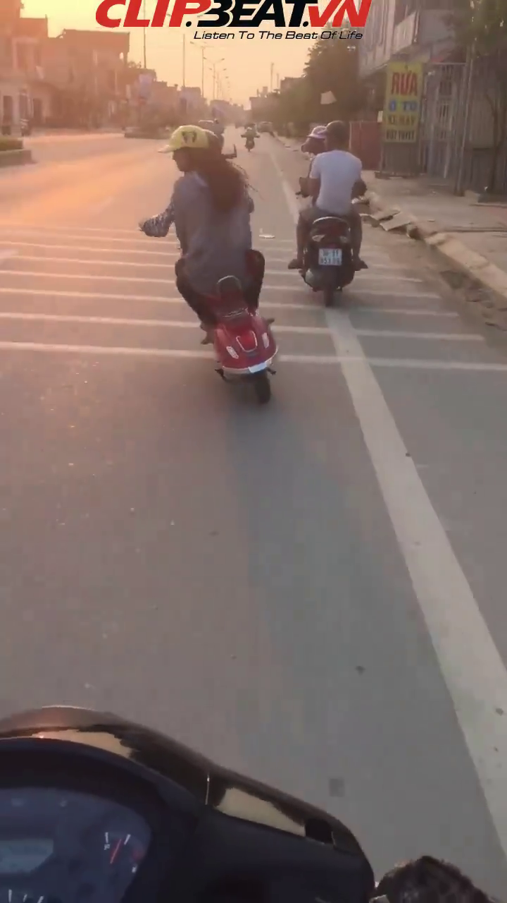 Thiếu nữ “cưỡi” xe đạp điện học đòi đánh võng giữa đường 2
