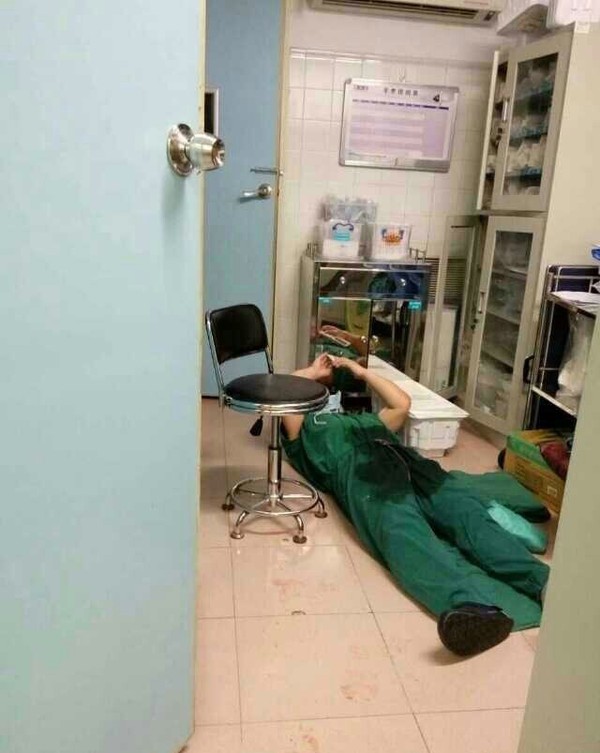 Xúc động cảnh bác sĩ ngủ gục trong phòng mổ vì làm việc kiệt sức 1