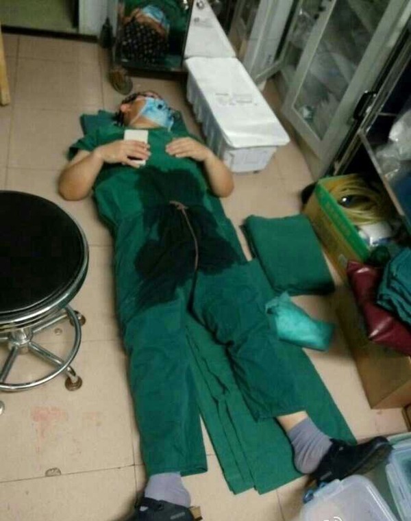 Xúc động cảnh bác sĩ ngủ gục trong phòng mổ vì làm việc kiệt sức 3