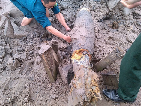 Phát hiện bom “khủng” nặng 300 kg dưới lòng sông