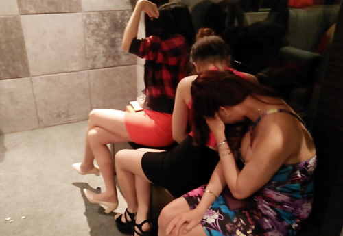 Hai cô gái bị ép vào nhà hàng karaoke tiếp khách được cứu 1
