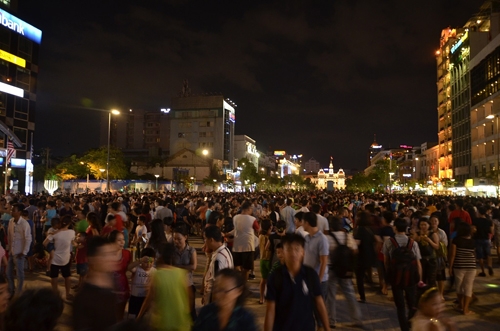 Rất đông người đi dạo, tham quan tại phố đi bộ Nguyễn Huệ.