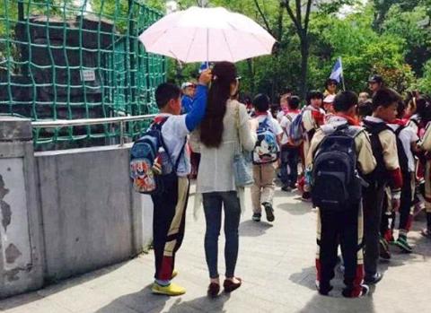 Nữ giáo viên bắt học sinh cầm ô che nắng gây phẫn nộ 2