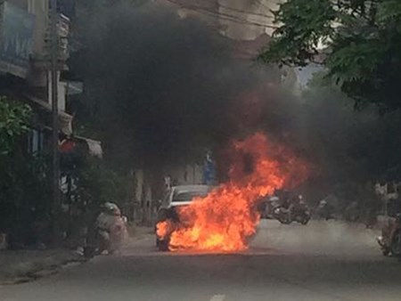 Video: Ô tô bốc cháy ngùn ngụt lan sang xe máy 1