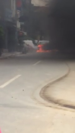 Xế sang bất ngờ bốc cháy khi đang chạy, một xe máy vạ lây 4