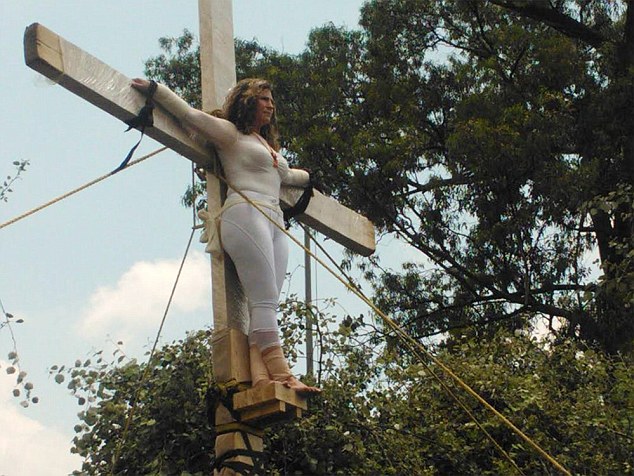 Nữ chính trị gia treo mình trên cây thánh giá vì bị cấm ứng cử 3
