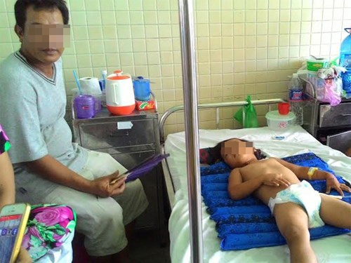 Tai nạn 4 người chết ở Trà Vinh: Bé 4 tuổi dáo dác tìm mẹ 2