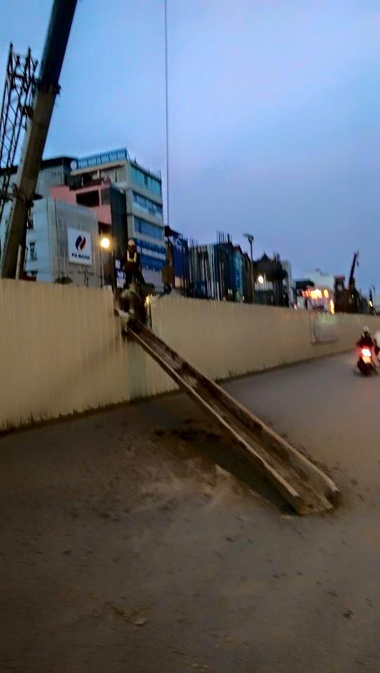 Dầm thép tuyến Metro Hà Nội bất ngờ rơi xuống đường 2
