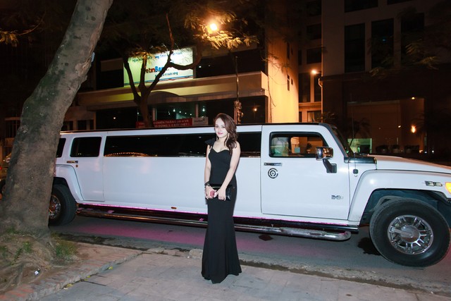 'Hot girl cảnh nóng' gây choáng với siêu xe Limousine 28 tỷ 1