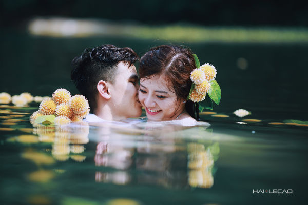 Bộ ảnh cưới dưới nước đẹp 'mê hồn' của cặp đôi Hà thành 12