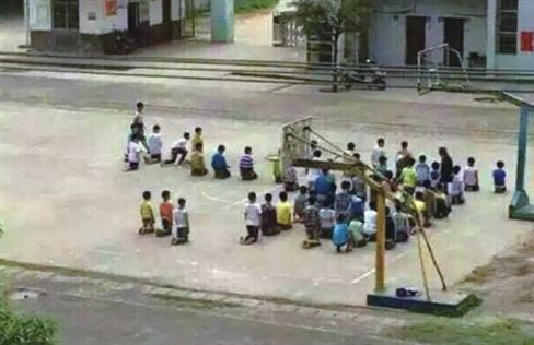 Hiệu trưởng phạt 30 học sinh quỳ giữa sân trường trưa nắng