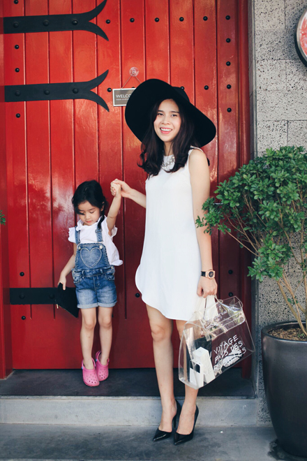 Thời trang dạo phố cực xinh của Lưu Hương Giang và con gái 2