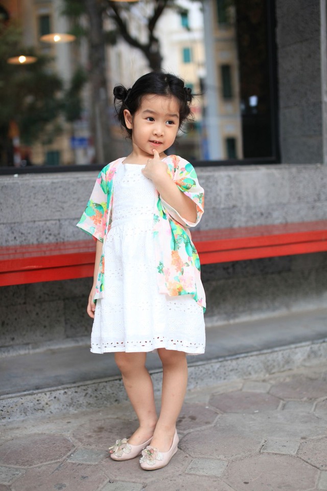 Thời trang dạo phố cực xinh của Lưu Hương Giang và con gái 4