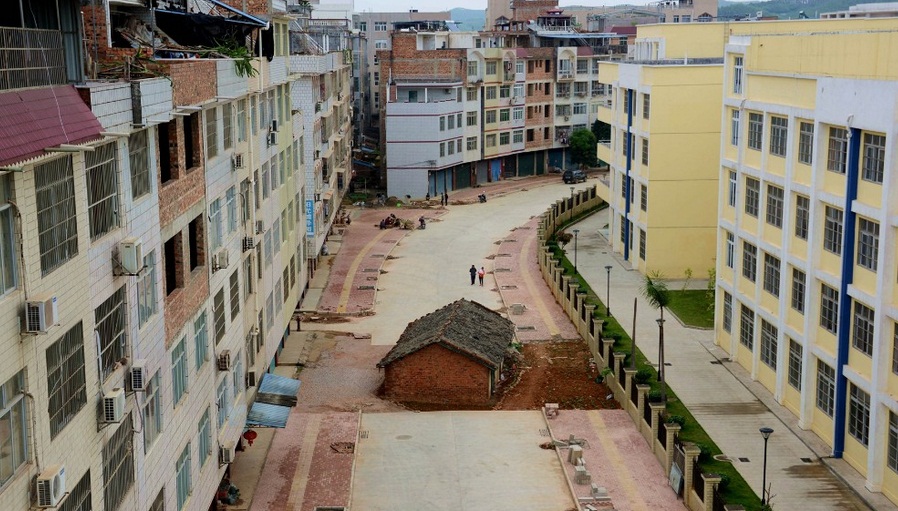 Những ngôi nhà nằm sừng sững giữa đường ở Trung Quốc 2