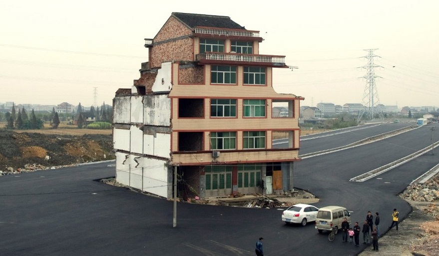 Những ngôi nhà nằm sừng sững giữa đường ở Trung Quốc 3