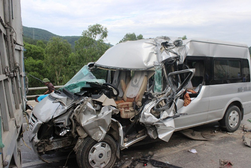 Tai nạn nghiêm trọng: Ô tô du lịch bẹp dúm, 1 người chết kẹt trong xe