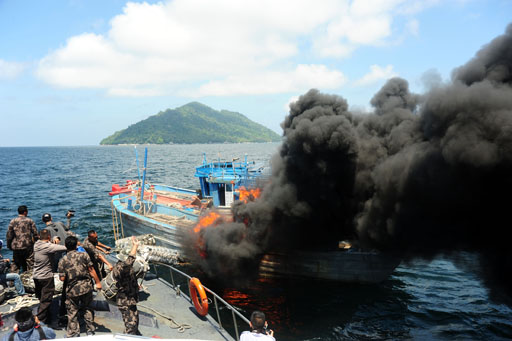 Trung Quốc lên tiếng vụ Indonesia đánh chìm tàu cá 2