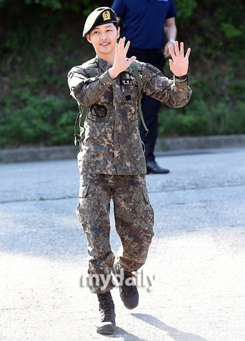 Ngôi sao màn ảnh Hàn Quốc - Song Joong Ki chính thức xuất ngũ 1
