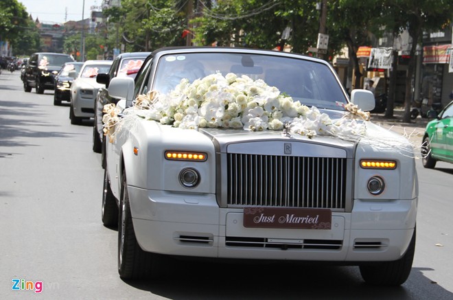 Choáng với dàn Rolls-Royce siêu sang và môtô 3 bánh đi rước dâu ở Nghệ An 1