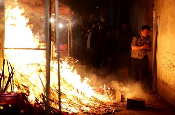 Choáng với cảnh phụ huynh đốt hương cầu con thi đỗ ở Trung Quốc