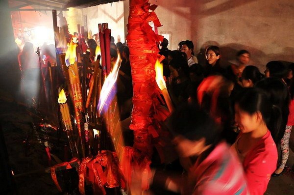 Choáng với cảnh phụ huynh đốt hương cầu con thi đỗ ở Trung Quốc
