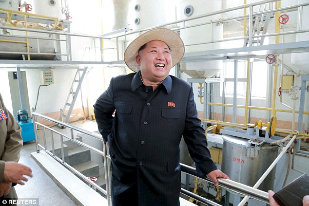 Kim Jong-un đội mũ thời trang đi thăm lúa 5