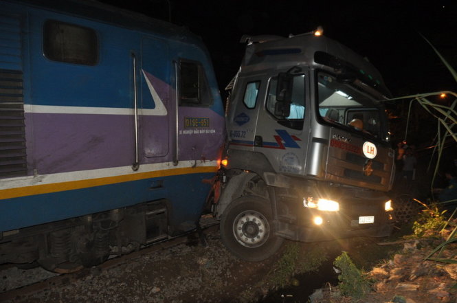 Tai nạn nghiêm trọng: tàu lửa tông xe container bay 20 m