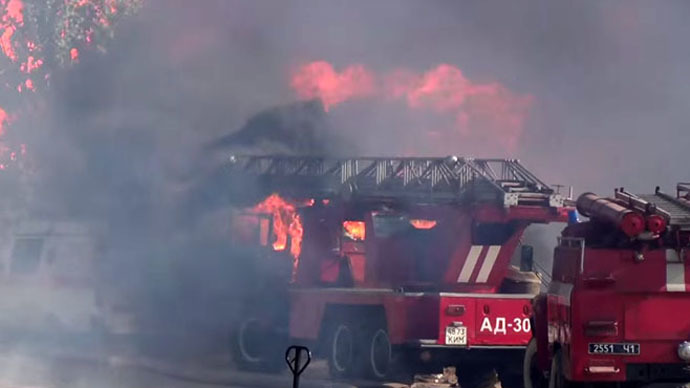 Video: Kho xăng bốc cháy ngùn ngụt, hàng trăm người sơ tán 2