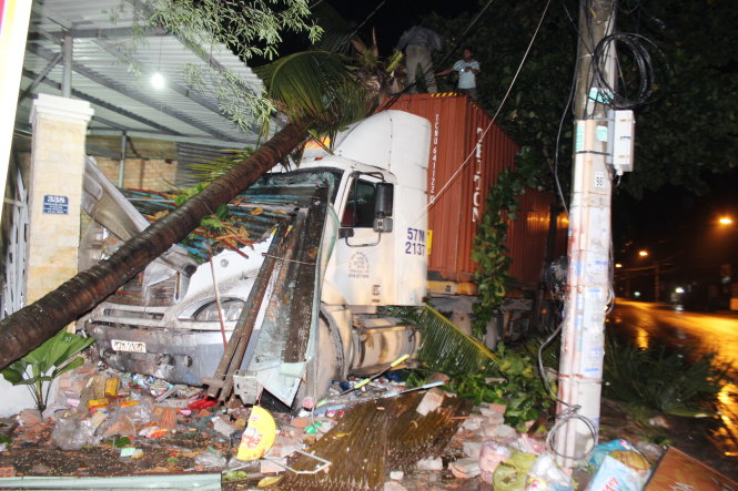 Xe container tông sập nhà dân trong đêm