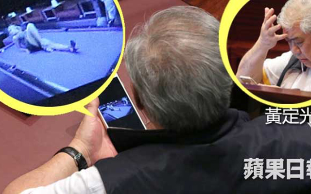 Nghị sĩ Hong Kong bị truyền hình bắt quả tang xem phim nóng lúc họp 1