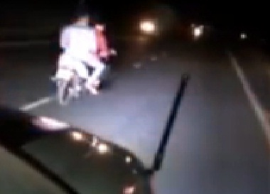 Video: Quái xế đầu trần chạy xe lạng lách, chắn đầu ô tô