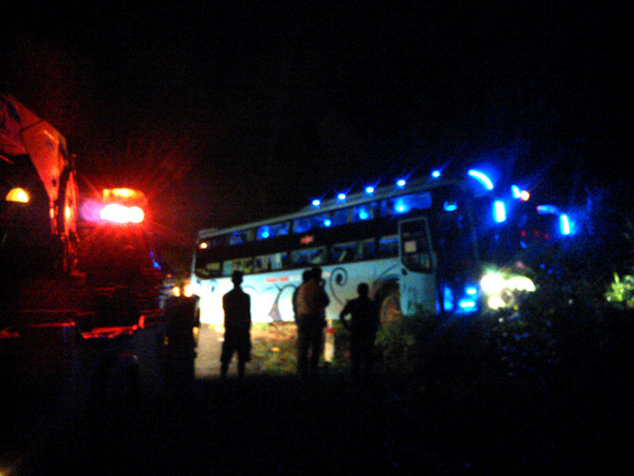 Xe khách rớt đèo trong đêm, gần 50 người thoát chết trong gang tấc
