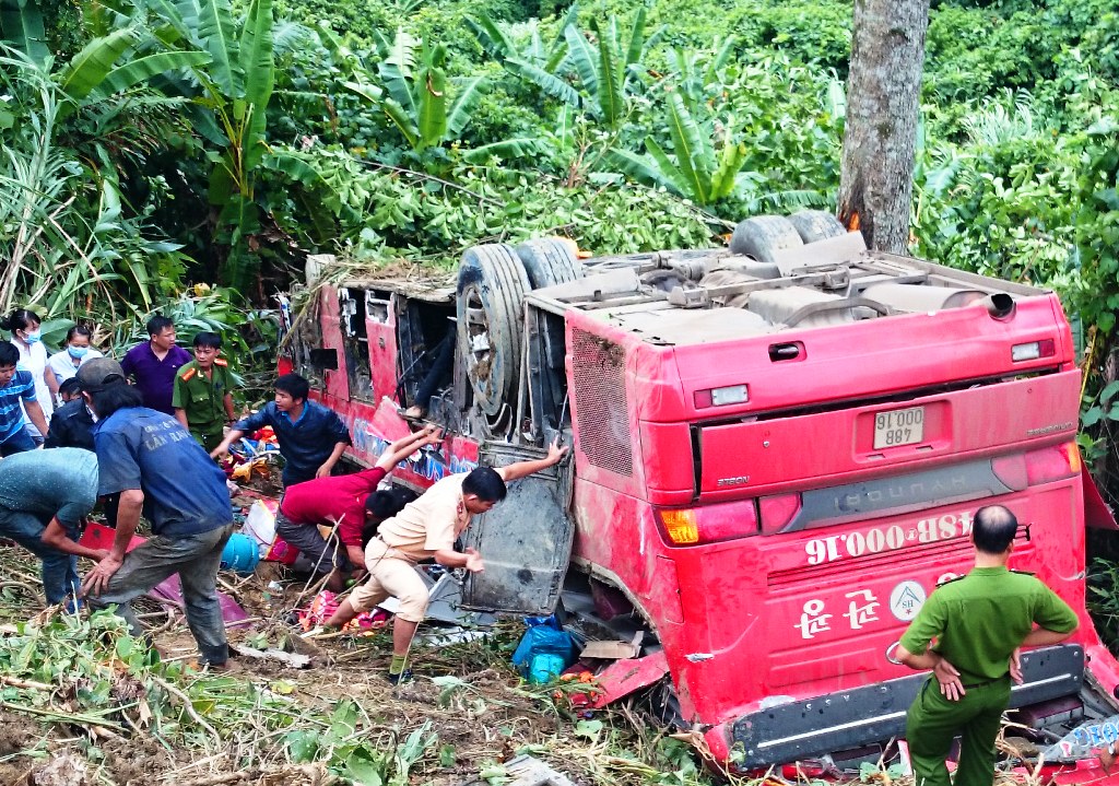 Vụ xe giường nằm lao xuống vực: Gốc cây cứu sống hàng chục người - Tinmoi.vn