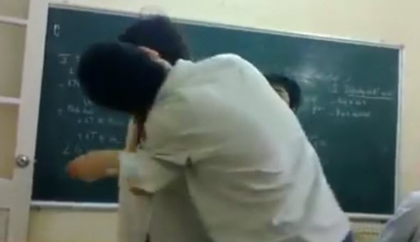  Cưỡng hôn bạn gái giữa lớp học, nam sinh bị đánh bầm mặt