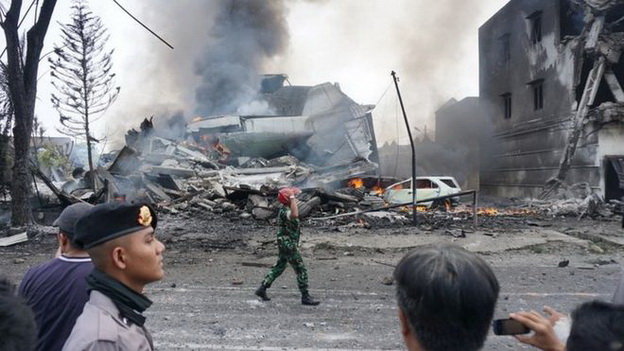 Máy bay Indonesia rơi trúng khách sạn, ít nhất 30 người thiệt mạng 1