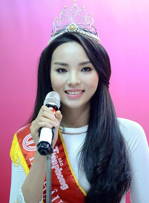 Những người đẹp Việt luôn bị cư dân mạng ném đá 1 Những người đẹp Việt luôn bị cư dân mạng ném đá 1