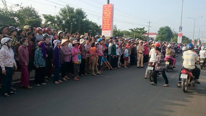 Hàng nghìn người dân đưa tiễn 6 nạn nhân vụ thảm sát 1